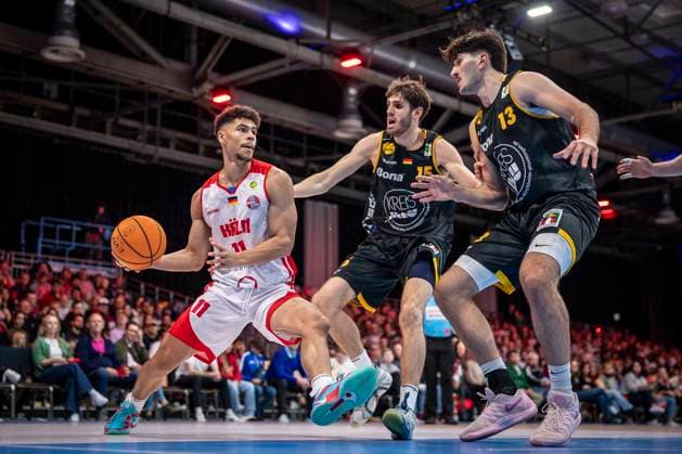 Barmer 2 Basketball Bundesliga ProA RheinStars Cologne vs Kirchheim, 02 11 25 Timothy Nohemian Davis RheinStars Cologne, 911 SG , Nil Failenschmid Clavera Bozic Estriche Knights Kirchheim, 15, SF , Nicholas Gerard Spinoso Bozic Estriche Knights Kirchheim, 13,C Cologne, 02 11 25 Barmer 2 Basketball Bundesliga ProA RheinStars Cologne vs Kirchheim at Motor World in Cologne Copyright: xBEAUTIFULxSPORTS AxelxKohringx