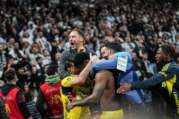 Besiktas v Fenerbahce - Turkish Super Lig ISTANBUL, TURKIYE - NOVEMBER 02: Players of Fenerbahce celebrate after scoring a goal with head coach Domenico Tedesco during the Turkish Super Lig week 11 football match between Besiktas and Fenerbahce at Tupras Stadium in Istanbul, Turkiye on November 02, 2025. Hakan Akgun Anadolu Istanbul Turkey. Editorial use only. Please get in touch for any other usage.  Copyright: x2025xAnadoluxHakanxAkgunx