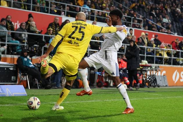 02 11 2025, xrekx, Fußball 3 Liga, Alemannia Aachen 1 FC Saarbrücken v l Lamar Yarbrough TSV Alemannia Aachen Rodney Elongo Yombo 1 FC Saarbruecken Zweikampf, Aktion, action, battle for the ball DFL DFB REGULATIONS PROHIBIT ANY USE OF PHOTOGRAPHS as IMAGE SEQUENCES and or QUASI VIDEO Aachen