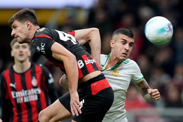 AC Milan s Matteo Gabbia fights for the ball with RomaÕs Gianluca Mancini during the Serie A soccer match between Milan and Roma at the San Siro Stadium in Milan , north Italy - Sunday , November 02 , 2025. - Soccer .  Copyright: xSpada LaPressex