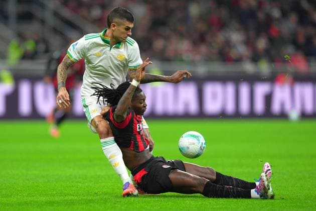 AC MilanÕs Rafael Leao fights for the ball RomaÕs Gianluca Mancini during the Serie A soccer match between Milan and Roma at the San Siro Stadium in Milan , north Italy - Sunday , November 02 , 2025. - Soccer .  Copyright: xSpada LaPressex