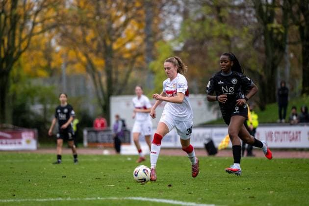 Joy Castor VfB Stuttgart, 30 on the ball in front of Gloria Zarambaud VfR Warbeyen, 06 , GER, VfB Stuttgart vs VfR SW Warbeyen, Soccer, Women, 2 Bundesliga, Matchday 9, Season 2025 2026, 02 11 2025 GER, VfB Stuttgart vs VfR SW Warbeyen, Soccer, Women, 2 Bundesliga, Matchday 9, Season 2025 2026, 02 11 2025 Bad Cannstatt Copyright: xEibner-Pressefoto Memmlerx EP_MMR