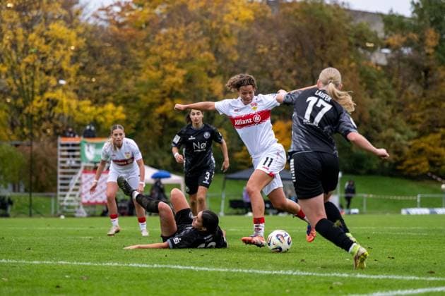 Rosa Rueckert VfB Stuttgart, 11 hits the goal for 6 2 in a duel with Jule Laufer VfR Warbeyen, 17 , Rahel Lang VfR Warbeyen, 13 , GER, VfB Stuttgart vs VfR SW Warbeyen, Soccer, Women, 2 Bundesliga, Matchday 9, Season 2025 2026, 02 11 2025 GER, VfB Stuttgart vs VfR SW Warbeyen, Soccer, Women, 2 Bundesliga, Matchday 9, Season 2025 2026, 02 11 2025 Bad Cannstatt Copyright: xEibner-Pressefoto Memmlerx EP_MMR