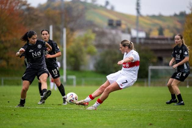 Dafina Redzepi VfB Stuttgart, 07 on the ball hits the goal for 7 2, next to Ebla Gouriye VfR Warbeyen, 03 , GER, VfB Stuttgart vs VfR SW Warbeyen, Soccer, Women, 2 Bundesliga, Matchday 9, Season 2025 2026, 02 11 2025 GER, VfB Stuttgart vs VfR SW Warbeyen, Soccer, Women, 2 Bundesliga, Matchday 9, Season 2025 2026, 02 11 2025 Bad Cannstatt Copyright: xEibner-Pressefoto Memmlerx EP_MMR