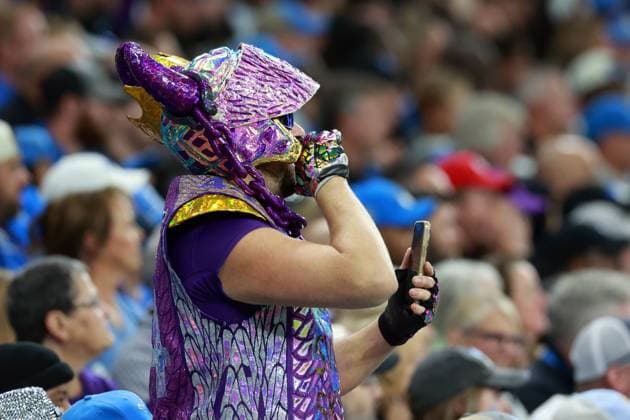 Chicago Bears vs Detroit Lions DETROIT,MICHIGAN-November2: A fan in Vikings gear cheers during an NFL, American Football Herren, USA football game between the Minnesota Vikings and the Detroit Lions in Detroit, Michigan USA, on Sunday, November 2, 2025. Detroit Michigan United States  Copyright: xAmyxLemusx originalFilename:lemus-chicagob251102_npZdl.jpg