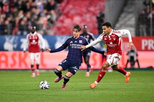 Stade Brestois 29 v Olympique Lyonnais - Ligue 1 McDonald s 77 Kenny LALA (sb29) - 17 Afonso MOREIRA (ol) during the Ligue 1 McDonald s match between Stade Brestois 29 and Olympique Lyonnais at Stade Francis Le Ble on November 2, 2025 in Brest, France. Brest France  Copyright: xFEPx 776348191