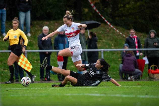 Jana Beuschlein VfB Stuttgart, 20 in duel with Ebla Gouriye VfR Warbeyen, 03 , GER, VfB Stuttgart vs VfR SW Warbeyen, Soccer, Women, 2 Bundesliga, Matchday 9, Season 2025 2026, 02 11 2025 GER, VfB Stuttgart vs VfR SW Warbeyen, Soccer, Women, 2 Bundesliga, Matchday 9, Season 2025 2026, 02 11 2025 Bad Cannstatt Copyright: xEibner-Pressefoto Memmlerx EP_MMR