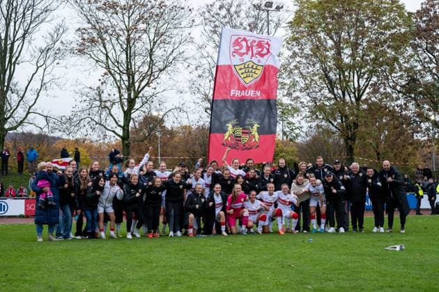Winner photo Team photo with all players and staff after the victory and the first-time table lead, GER, VfB Stuttgart vs VfR SW Warbeyen, Soccer, Women, 2 Bundesliga, Matchday 9, Season 2025 2026, 02 11 2025 GER, VfB Stuttgart vs VfR SW Warbeyen, Soccer, Women, 2 Bundesliga, Matchday 9, Season 2025 2026, 02 11 2025 Bad Cannstatt Copyright: xEibner-Pressefoto Memmlerx EP_MMR