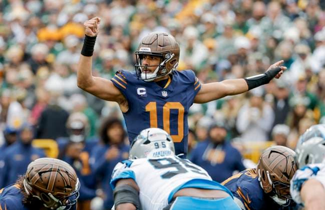 Green Bay Packers quarterback Jordan Love calls a play in the first half of the NFL, American Football Herren, USA game between the Carolina Panthers and the Green Bay Packers at Lambeau Field in Green Bay, Wisconsin on Sunday, November 2, 2025.  GBW20251102808 TANNENxMAURY