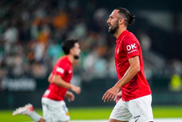 November 2, 2025, Sevilla, Sevilla, SPAIN: Vedat Muriqi of RCD Mallorca warms up during the Spanish league, LaLiga EA Sports, football match played between Real Betis and RCD Mallorca at La Cartuja stadium on November 2, 2025, in Sevilla, Spain. Sevilla SPAIN - ZUMAa181 20251102_zaa_a181_214 Copyright: xJoaquinxCorcherox