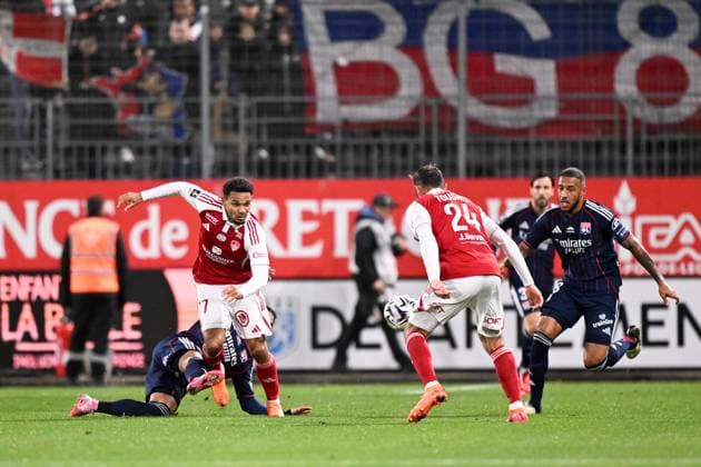Stade Brestois 29 v Olympique Lyonnais - Ligue 1 McDonald s 77 Kenny LALA (sb29) - 08 Corentin TOLISSO (ol) during the Ligue 1 McDonald s match between Stade Brestois 29 and Olympique Lyonnais at Stade Francis Le Ble on November 2, 2025 in Brest, France. Brest France  Copyright: xFEPx 776348191