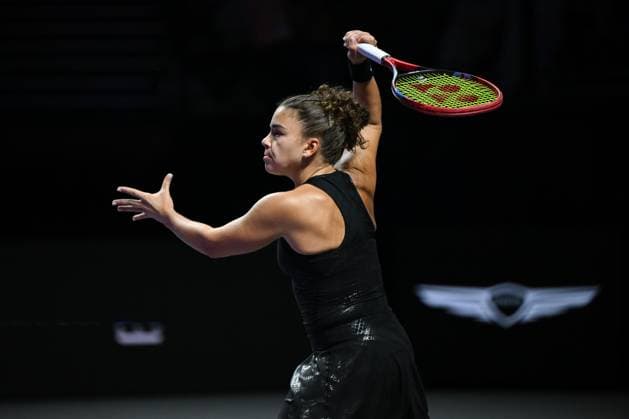WTA, Tennis Damen Finals 2025 in Riyadh - Day Two RIYADH, SAUDI ARABIA - NOVEMBER 02: Jasmine Paolini of Italy plays against Aryna Sabalenka during their match on Day 2 of the 2025 WTA Finals, part of the Hologic WTA Tour, at King Saud University Indoor Arena in Riyadh, Saudi Arabia, on November 2, 2025. Artur Widak Anadolu Riyadh Saudi Arabia. Editorial use only. Please get in touch for any other usage.  Copyright: x2025xAnadoluxArturxWidakx