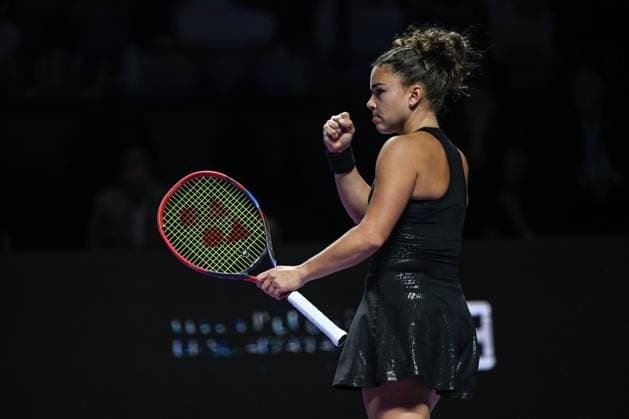 WTA, Tennis Damen Finals 2025 in Riyadh - Day Two RIYADH, SAUDI ARABIA - NOVEMBER 02: Jasmine Paolini of Italy plays against Aryna Sabalenka during their match on Day 2 of the 2025 WTA Finals, part of the Hologic WTA Tour, at King Saud University Indoor Arena in Riyadh, Saudi Arabia, on November 2, 2025. Artur Widak Anadolu Riyadh Saudi Arabia. Editorial use only. Please get in touch for any other usage.  Copyright: x2025xAnadoluxArturxWidakx