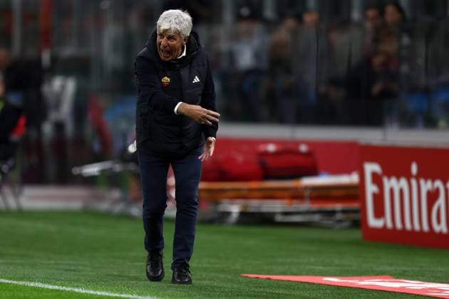 Ac Milan - AS Roma Gian Piero Gasperini, head coach of As Roma gestures during the Serie A match beetween Ac Milan and AS Roma at Stadio Giuseppe Meazza on November 2 2025 in Milano, Italy . Milano Stadio Giuseppe Meazza Italy Copyright: xMarcoxCanonierox