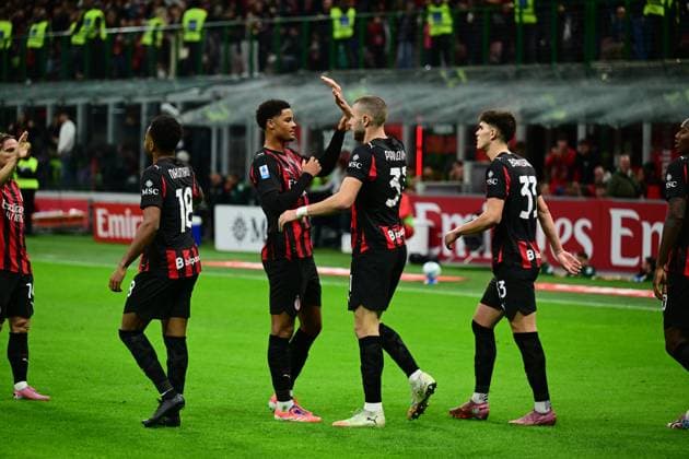 AC Milan v AS Roma - Serie A Strahinja Pavlovic of AC Milan celebrates after scoring his team s first goal during the Serie A match between AC Milan and AS Roma at San Siro Stadium in Milan, Italy, on November 2, 2025. Milan Lombardy Italy  Copyright: xAndreaxDiodatox originalFilename:diodato-intermil251102_npQ1e.jpg
