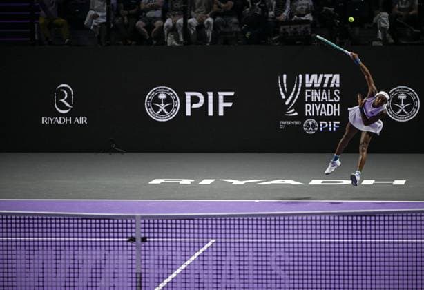 WTA, Tennis Damen Finals 2025 in Riyadh - Day Two RIYADH, SAUDI ARABIA - NOVEMBER 2: Coco Gauff of the United States plays against compatriot Jessica Pegula during their group-stage match on Day 2 of the 2025 WTA Finals, part of the Hologic WTA Tour, at King Saud University Indoor Arena in Riyadh, Saudi Arabia, on November 2, 2025. Artur Widak Anadolu Riyadh Saudi Arabia. Editorial use only. Please get in touch for any other usage.  Copyright: x2025xAnadoluxArturxWidakx