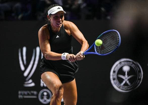 WTA, Tennis Damen Finals 2025 in Riyadh - Day Two RIYADH, SAUDI ARABIA - NOVEMBER 2: Jessica Pegula of the United States plays against compatriot Coco Gauff during their group-stage match on Day 2 of the 2025 WTA Finals, part of the Hologic WTA Tour, at King Saud University Indoor Arena in Riyadh, Saudi Arabia, on November 2, 2025. Artur Widak Anadolu Riyadh Saudi Arabia. Editorial use only. Please get in touch for any other usage.  Copyright: x2025xAnadoluxArturxWidakx