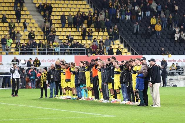 02 11 2025, xrekx, Fussball 3 Liga, Alemannia Aachen 1 FC Saarbrücken v l Alemannia Mannschaft, Spieler, jubeln nach Spielende, Team, Player, celebrate at the end of the match DFL DFB REGULATIONS PROHIBIT ANY USE OF PHOTOGRAPHS as IMAGE SEQUENCES and or QUASI VIDEO Aachen
