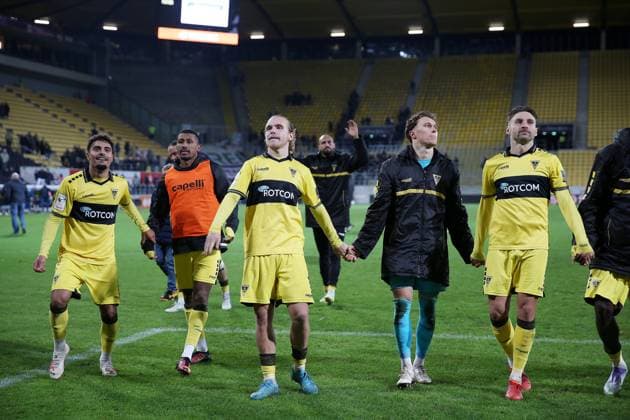02 11 2025, xrekx, Fussball 3 Liga, Alemannia Aachen 1 FC Saarbrücken v l Alemannia Mannschaft, Spieler, jubeln nach Spielende, Team, Player, celebrate at the end of the match Lars Gindorf TSV Alemannia Aachen DFL DFB REGULATIONS PROHIBIT ANY USE OF PHOTOGRAPHS as IMAGE SEQUENCES and or QUASI VIDEO Aachen