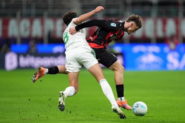 AC Milan s Alexis Saelemaekers fights for the ball with Roma s Neil El Aynaoui during the Serie A soccer match between Milan and Roma at the San Siro Stadium in Milan , north Italy - Sunday , November 02 , 2025. - Soccer .  Copyright: xSpada LaPressex