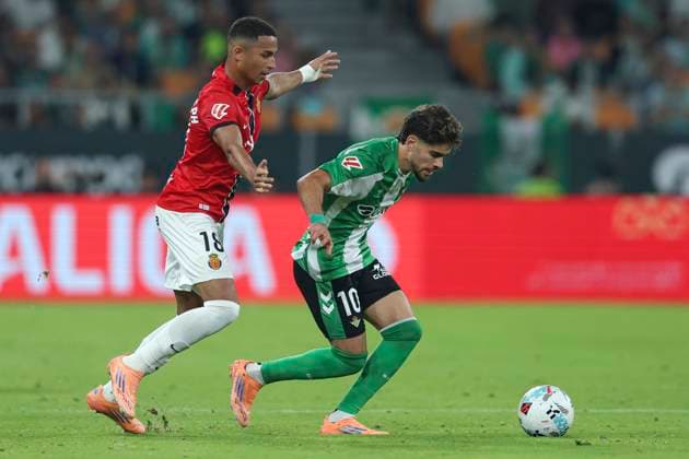 ESP: Real Betis - RCD Mallorca. La Liga EA Sports. Date 11 Abde Ezzalzouli of Real Betis and Mateo Joseph of RCD Mallorca during the La Liga EA Sports match between Real Betis and RCD Mallorca played at La Cartuja Stadium on November 02, 2025 in Sevilla, Spain. kpng Copyright: xAntonioxPozox xPRESSINx AP_251102_BET_MAL_038