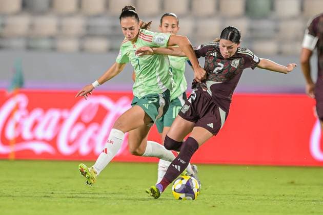 7 Galli (Forward) of Italy U-17 contrast with 2 Martinez A. (Defender) of Mexico U-17 is in action during the FIFA U-17 Women s World Cup Morocco 2025 quarter-final match between Mexico and Italy in Rabat, Morocco, on November 2, 2025, at the Olympic Stadium  Copyright: xAndreaxAmato IPAxSportx xipa-agency.netx xx IPA_67418520 IPA_Agency_IPA67418520