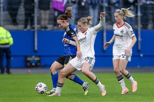 from left Melanie Brunnthaler Hamburger SV, 11 and Jella Veit Eintracht Frankfurt, 25 in a duel, dynamic, action, action, game scene, THE DFB REGULATIONS PROHIBIT ANY USE OF PHOTOGRAPHS AS IMAGE SEQUENCES AND OR QUASI VIDEO , 02 11 2025, Hamburg Germany , Football, Google Pixel Womens Bundesliga, Hamburger SV Eintracht Frankfurt xobx