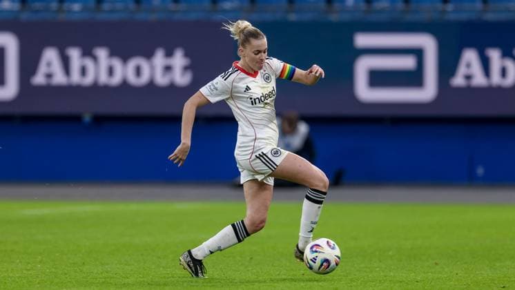 Laura Freigang Eintracht Frankfurt, 10 on the ball, cropped image, single image, full body, action, action, match scene, THE DFB REGULATIONS PROHIBIT ANY USE OF PHOTOGRAPHS AS IMAGE SEQUENCES AND OR QUASI VIDEO , 02 11 2025, Hamburg Germany , Football, Google Pixel Womens Bundesliga, Hamburger SV Eintracht Frankfurt xobx
