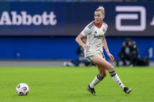 Laura Freigang Eintracht Frankfurt, 10 on the ball, cropped image, single image, full body, action, action, match scene, THE DFB REGULATIONS PROHIBIT ANY USE OF PHOTOGRAPHS AS IMAGE SEQUENCES AND OR QUASI VIDEO , 02 11 2025, Hamburg Germany , Football, Google Pixel Womens Bundesliga, Hamburger SV Eintracht Frankfurt xobx