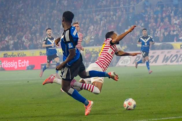 Albert Lokonga Hamburg 6 fouls Linton Maina Koeln 37 02 11 2025 Soccer 1 FC Koeln vs Hamburger SV, Rheinenergiestadion, Koeln, DFB DFL REGULATIONS PROHIBIT ANY USE OF PHOTOGRAPHS AS IMAGE SEQUENCES AND OR QUASI VIDEO Copyright: xpepphotox xHorstxMauelshagenx pep00321, pep_20251102_hm_187966
