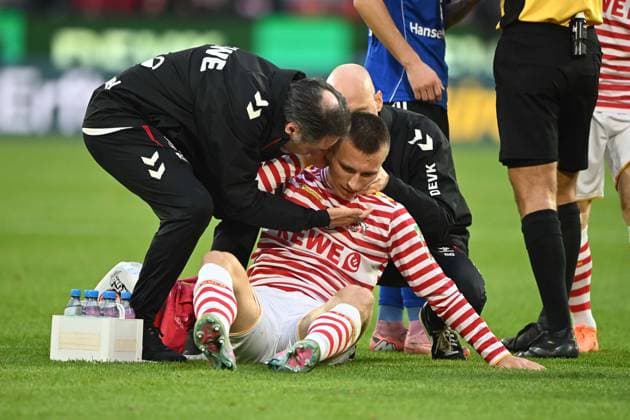 Kristoffer LUND K injured, injury, Football 1 Bundesliga, 9 Matchday, matchday9, 1 FC Koeln K Hamburger SV HH 4 1 am 02 11 2025 in Koeln Germany DFL regulations prohibit any use of photographs as image sequences and or quasi video Â