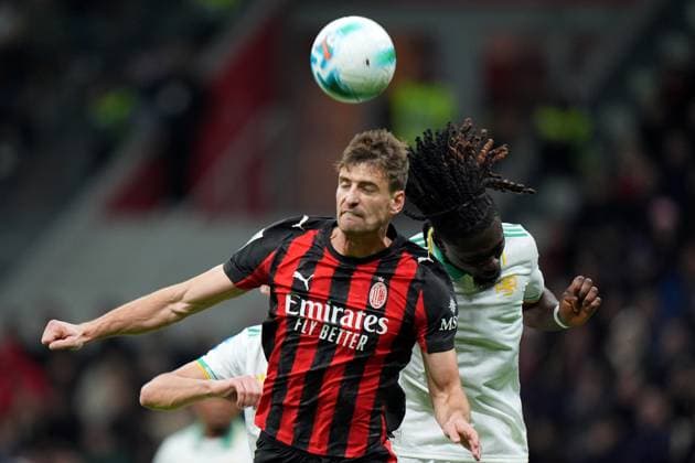AC Milan s Matteo Gabbia fights for the ball with Roma s Manu Kone during the Serie A soccer match between Milan and Roma at the San Siro Stadium in Milan , north Italy - Sunday , November 02 , 2025. - Soccer .  Copyright: xSpada LaPressex