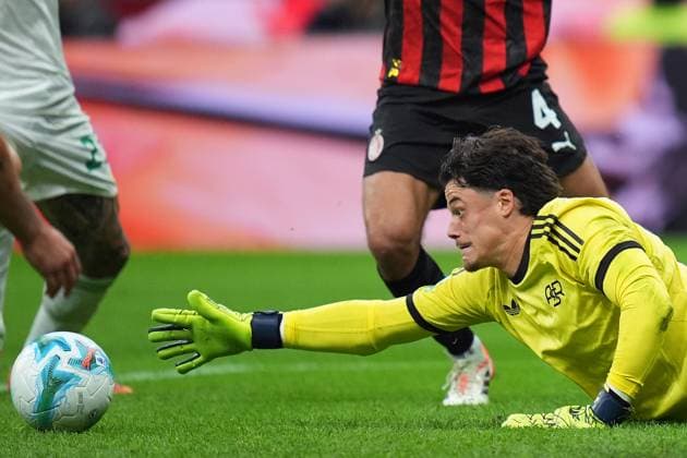 Roma s goalkeeper Mile Svilar during the Serie A soccer match between Milan and Roma at the San Siro Stadium in Milan , north Italy - Sunday , November 02 , 2025. - Soccer .  Copyright: xSpada LaPressex
