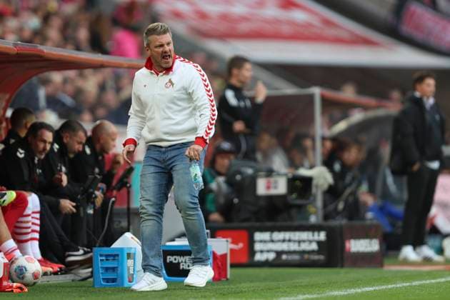 Trainer Lukas Kwasniok (1. FC Koeln) gestikuliert, Gestik waehrend des spiels der Bundesliga zwischen 1. FC Köln und Hamburger SV, RheinEnergieSTADION am 02. November 2025 in Köln, Deutschland. (Foto von Oliver Kaelke DeFodi Images) +++ Trainer Lukas Kwasniok (1. FC Koeln) gestures during the Bundesliga match between 1. FC Köln and Hamburger SV at RheinEnergieSTADION on November 2, 2025 in Köln, Germany. (Photo by Oliver Kaelke DeFodi Images) DFL regulations prohibit any use of photographs as image sequences and or quasi-video. (Photo by Oliver Kaelke DeFodi Images) Trainer Lukas Kwasniok 1 FC Koeln gestures, gestures during the Bundesliga match between 1 FC Köln and Hamburger SV, RheinEnergieSTADION on November 02, 2025 in Köln, Germany Photo by Oliver Kaelke DeFodi Images Trainer Lukas Kwasniok 1 FC Koeln gestures during the Bundesliga match between 1 FC Köln and Hamburger SV at RheinEnergieSTADION on November 2, 2025 in Köln, Germany Photo by Oliver Kaelke DeFodi Images DFL regulations prohibit any use of photographs as image sequences and or quasi video Photo by Oliver Kaelke DeFodi Images