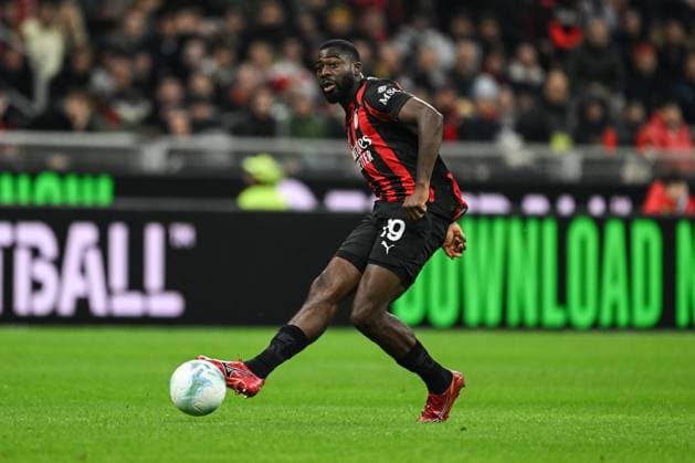 Youssouf Fofana of AC Milan in action during the Italian Serie A football match between AC Milan and AS Roma on 2 of November 2025 at Giuseppe Meazza San Siro Siro stadium in Milan, Italy  Copyright: xTizianoxBallabio IPAxSportx xipa-agency.netx xx IPA_67418036 IPA_Agency_IPA67418036