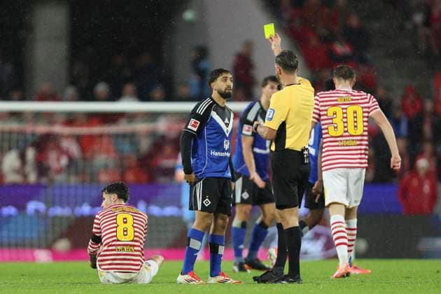 Immanuel Pherai (Hamburger SV) erhaelt die gelbe Karte waehrend des spiels der Bundesliga zwischen 1. FC Köln und Hamburger SV, RheinEnergieSTADION am 02. November 2025 in Köln, Deutschland. (Foto von Oliver Kaelke DeFodi Images) +++ Immanuel Pherai (Hamburger SV) gets the yellow card during the Bundesliga match between 1. FC Köln and Hamburger SV at RheinEnergieSTADION on November 2, 2025 in Köln, Germany. (Photo by Oliver Kaelke DeFodi Images) DFL regulations prohibit any use of photographs as image sequences and or quasi-video. (Photo by Oliver Kaelke DeFodi Images) Immanuel Pherai Hamburger SV gets the yellow card during the Bundesliga match between 1 FC Köln and Hamburger SV, RheinEnergieSTADION on November 02, 2025 in Köln, Germany Photo by Oliver Kaelke DeFodi Images Immanuel Pherai Hamburger SV gets the yellow card during the Bundesliga match between 1 FC Köln and Hamburger SV at RheinEnergieSTADION on November 2, 2025 in Köln, Germany Photo by Oliver Kaelke DeFodi Images DFL regulations prohibit any use of photographs as image sequences and or quasi video Photo by Oliver Kaelke DeFodi Images
