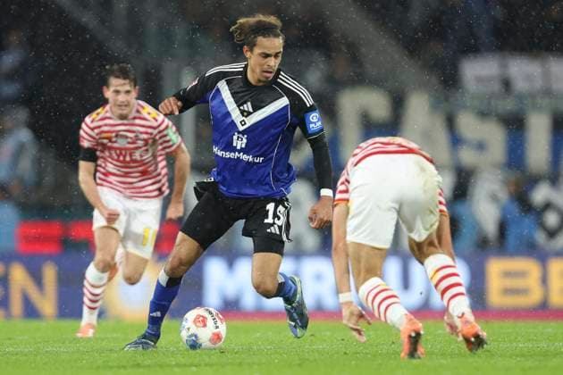 Yussuf Poulsen (Hamburger SV) und Tom Krauß (1. FC Koeln) im Zweikampf waehrend des spiels der Bundesliga zwischen 1. FC Köln und Hamburger SV, RheinEnergieSTADION am 02. November 2025 in Köln, Deutschland. (Foto von Oliver Kaelke DeFodi Images) +++ Yussuf Poulsen (Hamburger SV) und Tom Krauß (1. FC Koeln) battle for the ball during the Bundesliga match between 1. FC Köln and Hamburger SV at RheinEnergieSTADION on November 2, 2025 in Köln, Germany. (Photo by Oliver Kaelke DeFodi Images) DFL regulations prohibit any use of photographs as image sequences and or quasi-video. (Photo by Oliver Kaelke DeFodi Images) Yussuf Poulsen Hamburger SV und Tom Krauß 1 FC Koeln im Zweikampf waehrend des spiels der Bundesliga zwischen 1 FC Köln und Hamburger SV, RheinEnergieSTADION am 02 November 2025 in Köln, Germany Photo by Oliver Kaelke DeFodi Images Yussuf Poulsen Hamburger SV und Tom Krauß 1 FC Koeln battle for the ball during the Bundesliga match between 1 FC Köln and Hamburger SV at RheinEnergieSTADION on November 2, 2025 in Köln, Germany Photo by Oliver Kaelke DeFodi Images DFL regulations prohibit any use of photographs as image sequences and or quasi video Photo by Oliver Kaelke DeFodi Images