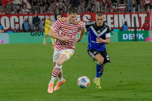 from left in duel Marius Bülter Buelter Koeln 30 Miro Muheim Hamburg 28 02 11 2025 Soccer 1 FC Koeln vs Hamburger SV, Rheinenergiestadion, Koeln, DFB DFL REGULATIONS PROHIBIT ANY USE OF PHOTOGRAPHS AS IMAGE SEQUENCES AND OR QUASI VIDEO Copyright: xpepphotox xHorstxMauelshagenx pep00321, pep_20251102_hm_188051