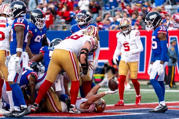 San Francisco 49ers running back Christian McCaffrey (23) reacts to his touchdown run with teammates during an NFL, American Football Herren, USA football game against the New York Giants, Sunday, Nov. 2, 2025, in East Rutherford, NJ. ( Cal Media) East Rutherford United States of America - ZUMAc04_ 20251102_zma_c04_038 Copyright: xChristopherxSzagolax