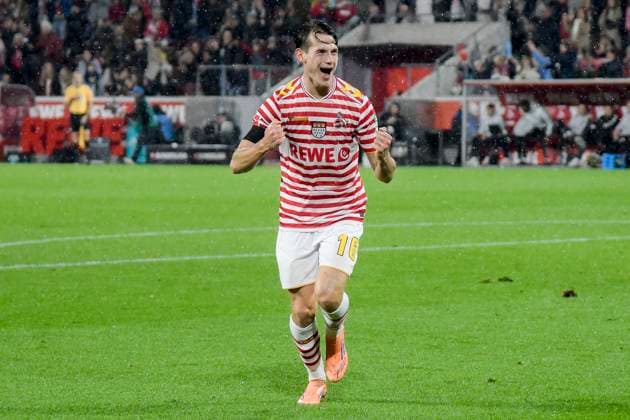 Jakub Kaminski Koeln 16 cheers after scoring 4 1 02 11 2025 Soccer 1 FC Koeln vs Hamburger SV, Rheinenergiestadion, Koeln, DFB DFL REGULATIONS PROHIBIT ANY USE OF PHOTOGRAPHS AS IMAGE SEQUENCES AND OR QUASI VIDEO Copyright: xpepphotox xHorstxMauelshagenx pep00321, pep_20251102_hm_188177
