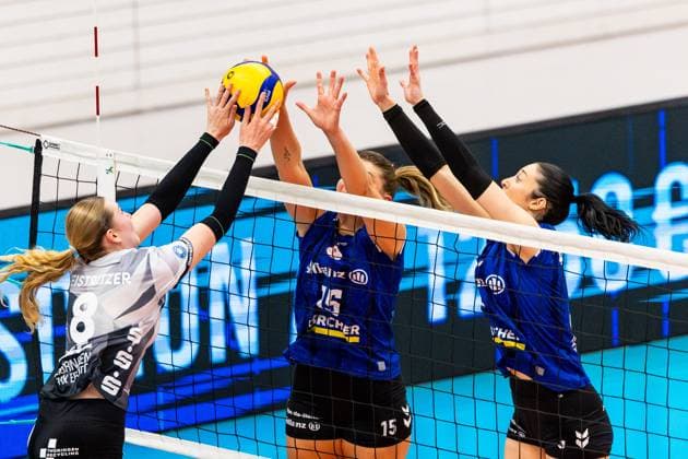 02 11 2025, GER, Volleyball, Women, 1 BL, Main Round, Season 25 26, Schwarz Weiss Erfurt Allianz MTV Stuttgart Lea Feistritzer Schwarz Weiss Erfurt , Melani Shaffmaster Allianz MTV Stuttgart 99089 Erfurt Sporthalle Sportanlage Rieths Thüringen Germany