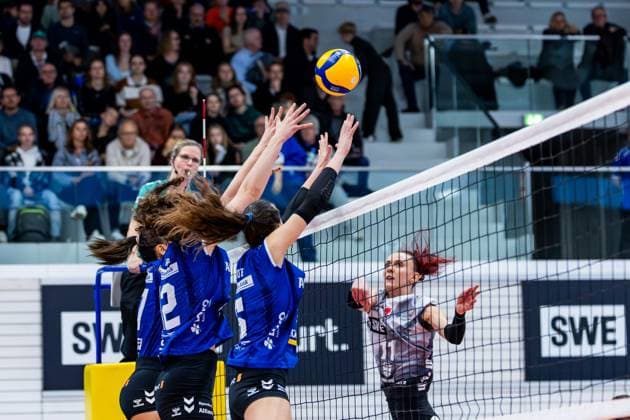 02 11 2025, GER, Volleyball, Women, 1 BL, Main Round, Season 25 26, Schwarz Weiss Erfurt Allianz MTV Stuttgart Isabel Kovacic Schwarz Weiss Erfurt , Julia De Paula Viana Allianz MTV Stuttgart , Lucia Varela Allianz MTV Stuttgart , Lydia Grote Allianz MTV Stuttgart 99089 Erfurt Sporthalle Sportanlage Rieths Thüringen Germany