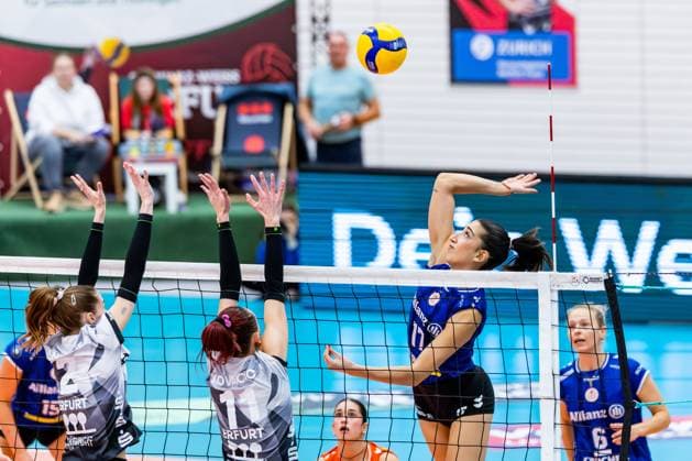 02 11 2025, GER, Volleyball, Women, 1 BL, Main Round, Season 25 26, Schwarz Weiss Erfurt Allianz MTV Stuttgart Julia De Paula Viana Allianz MTV Stuttgart , Elizabeth Sandbothe Schwarz Weiss Erfurt , Isabel Kovacic Schwarz Weiss Erfurt 99089 Erfurt Sporthalle Sportanlage Rieths Thüringen Germany