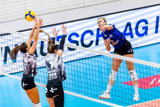 02 11 2025, GER, Volleyball, Women, 1 BL, Main Round, Season 25 26, Schwarz Weiss Erfurt Allianz MTV Stuttgart Kinga Szuecs Schwarz Weiss Erfurt , Alina Zellin Schwarz Weiss Erfurt , Pauline Martin Allianz MTV Stuttgart 99089 Erfurt Sporthalle Sportanlage Rieths Thüringen Germany