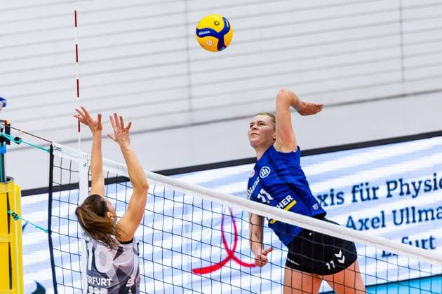 02 11 2025, GER, Volleyball, Women, 1 BL, Main Round, Season 25 26, Schwarz Weiss Erfurt Allianz MTV Stuttgart Pauline Martin Allianz MTV Stuttgart , Kinga Szuecs Schwarz Weiss Erfurt 99089 Erfurt Sporthalle Sportanlage Rieths Thüringen Germany