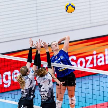 02 11 2025, GER, Volleyball, Women, 1 BL, Main Round, Season 25 26, Schwarz Weiss Erfurt Allianz MTV Stuttgart Pauline Martin Allianz MTV Stuttgart , Elizabeth Sandbothe Schwarz Weiss Erfurt 99089 Erfurt Sporthalle Sportanlage Rieths Thüringen Germany
