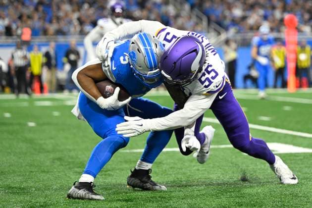 DETROIT, MI - NOVEMBER 02: Minnesota Vikings LB Eric Wilson (55) smacks helmets with Detroit Lions Running Back David Montgomery (5) during the game between Minnesota Vikings and Detroit Lions on November 2, 2025 at Ford Field in Detroit, MI ( CSM) Detroit United States - ZUMAc04_ 20251102_zma_c04_043 Copyright: xAllanxDranbergx