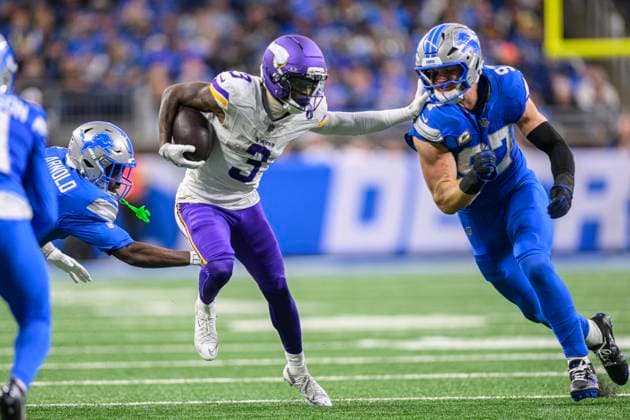 DETROIT, MI - NOVEMBER 02: Minnesota Vikings WR Jordan Addison (3) tries to avoid getting tackled by Detroit Lions Defensive End Aidan Hutchinson (97) during the game between Minnesota Vikings and Detroit Lions on November 2, 2025 at Ford Field in Detroit, MI ( CSM) Detroit United States - ZUMAc04_ 20251102_zma_c04_046 Copyright: xAllanxDranbergx