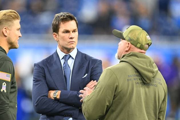 DETROIT, MI - NOVEMBER 02: Fox analyst Tom Brady talks with Detroit Lions Offensive Coordinator John Morton before the game between Minnesota Vikings and Detroit Lions on November 2, 2025 at Ford Field in Detroit, MI ( CSM) Detroit United States - ZUMAc04_ 20251102_zma_c04_048 Copyright: xAllanxDranbergx
