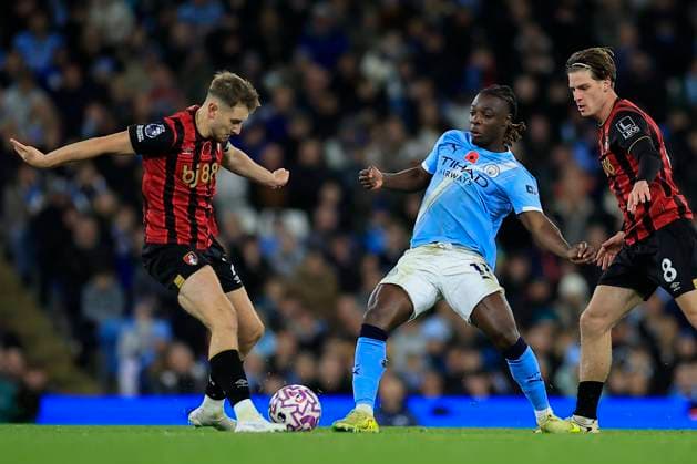 Manchester City v Bournemouth Premier League 02 11 2025. Jeremy Doku (11) of Manchester City and David Brooks (7) of Bournemouth challenge for the ball during the Premier League match between Manchester City and Bournemouth at the Etihad Stadium, Manchester, England on 2 November 2025. Manchester Etihad Stadium Manchester England Editorial use only DataCo restrictions apply See www.football-dataco.com , Copyright: xConorxMolloyx PSI-23140-0124